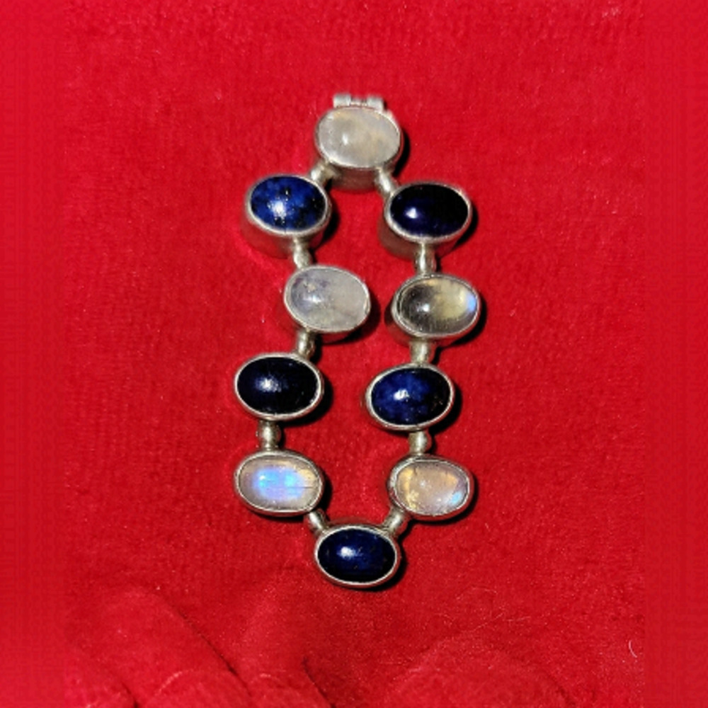 Silver pendant with kyanite gems
